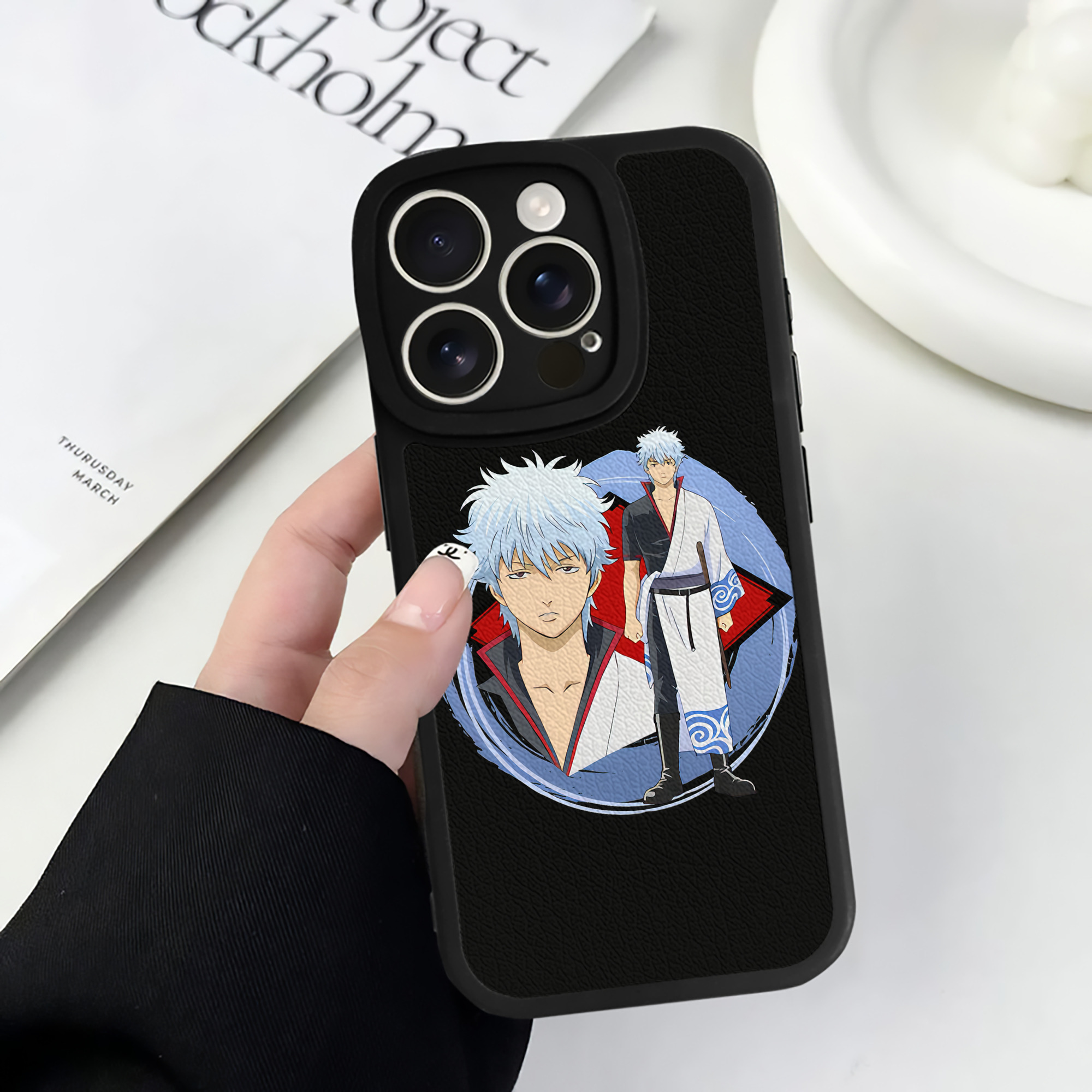 （画像用） ぎんたま 坂田銀時（さかたぎんとき） 神楽 志村新八（しむら しんぱち） GINTAMA Sakata Gintoki Kagura Shimura Shinpachi 【iPhone 16シリーズ対応】シリコンスマホケース（レザー調） 材質：シリコン